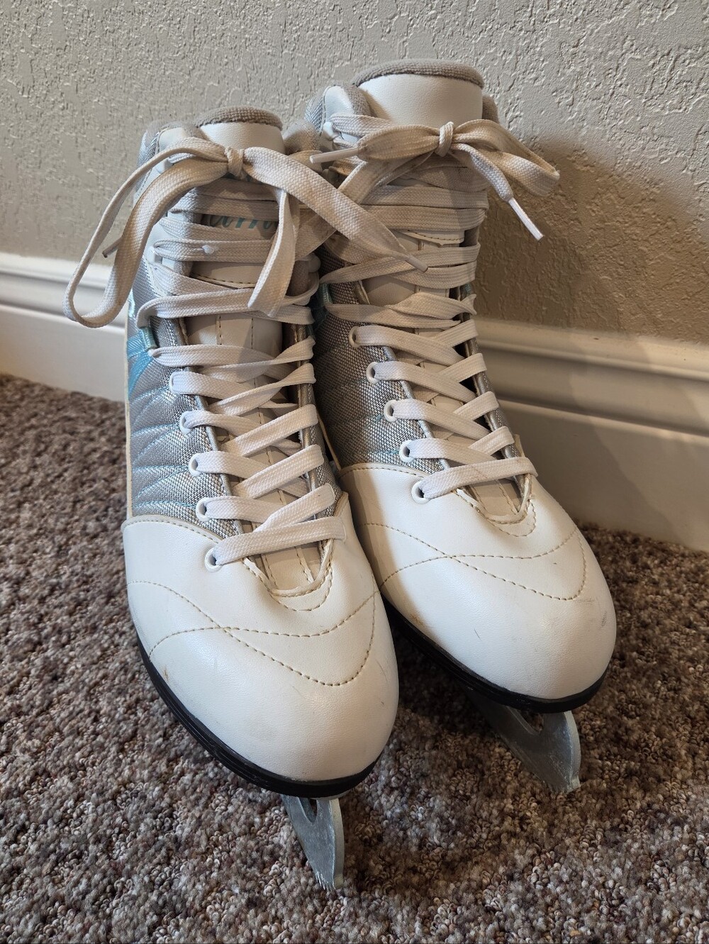 Soft Cameo Women's White Classic Lace-Up Ice Scates - Size 8